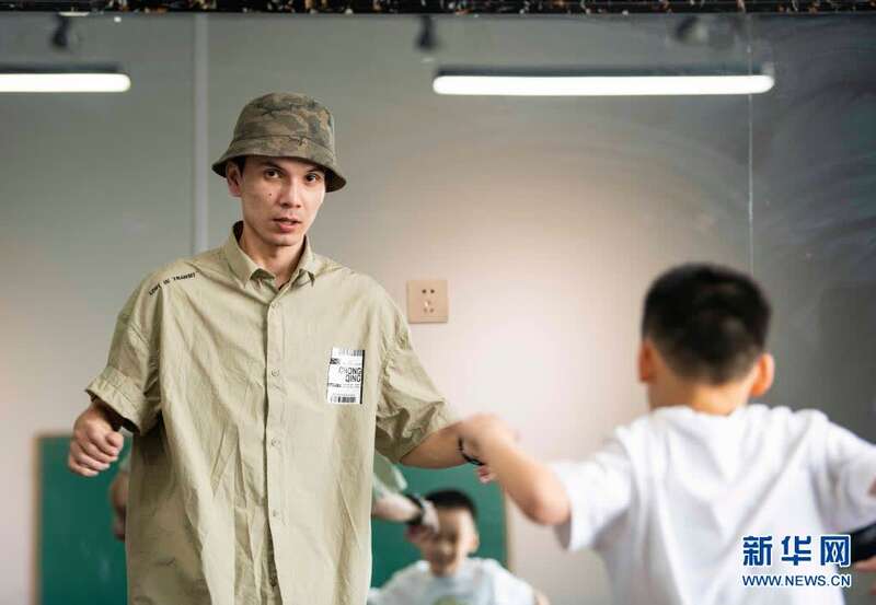 必一体育官网新疆街舞青年 梦想的律动(图3)