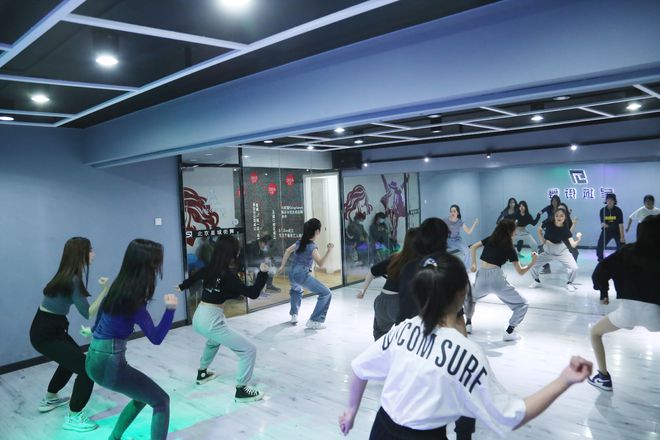 街舞是舞蹈艺术和身体艺术的展必一体育官网现(图1)