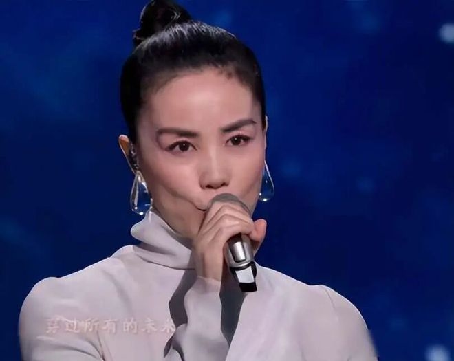 王菲六登春晚不靠舞美靠嗓子街舞对决拼到喘不过气技术流反而更怕“假热闹”(图5)